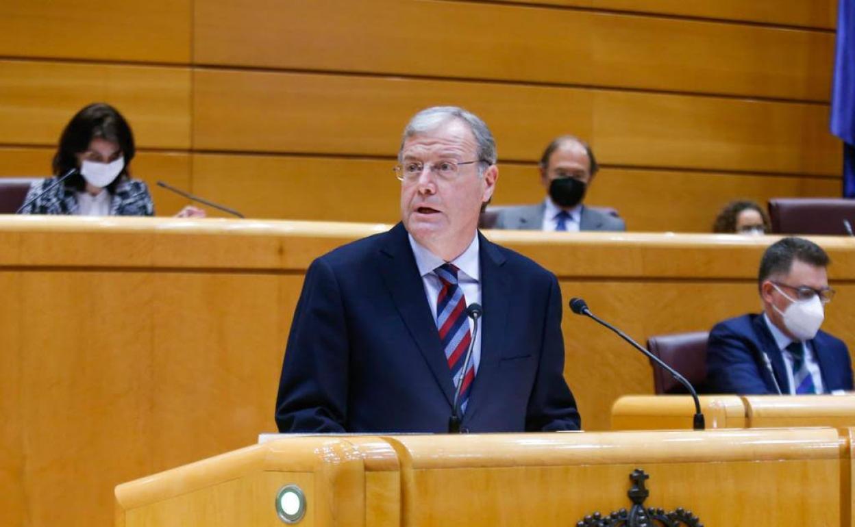 El senador popular por León, Antonio Silván, ha comparecido este jueves en la Cámara Alta para responder a las intervenciones de los presidentes de Renfe y de Adif,