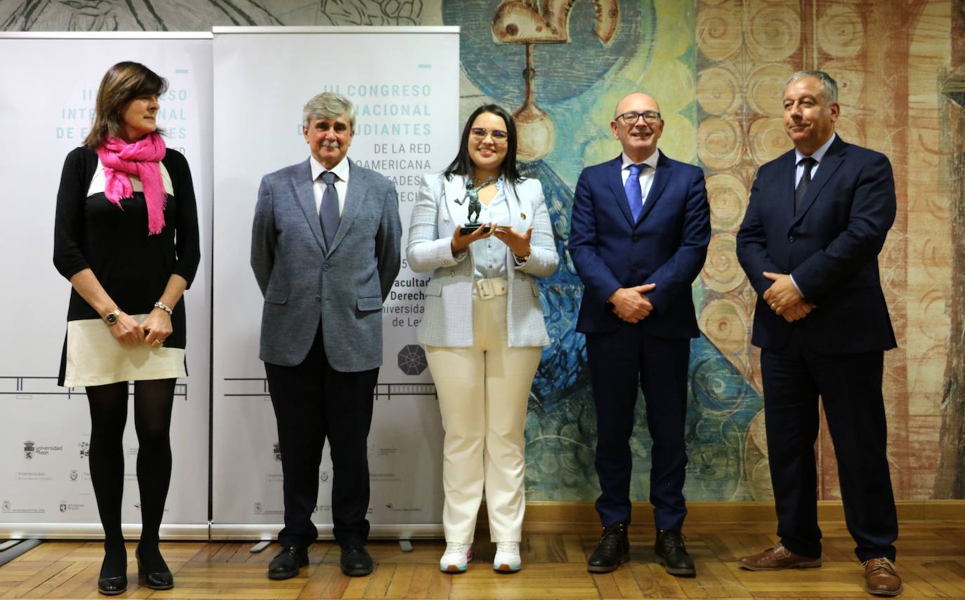 El rector de la ULE, Juan Francisco García Marín, presidió el acto celebrado en la Sala Gordón Ordás, en el que Bárbara Villalobos, de la Universidad Central de Chile se alzó con el primer premio por un trabajo sobre violencia obstétrica.