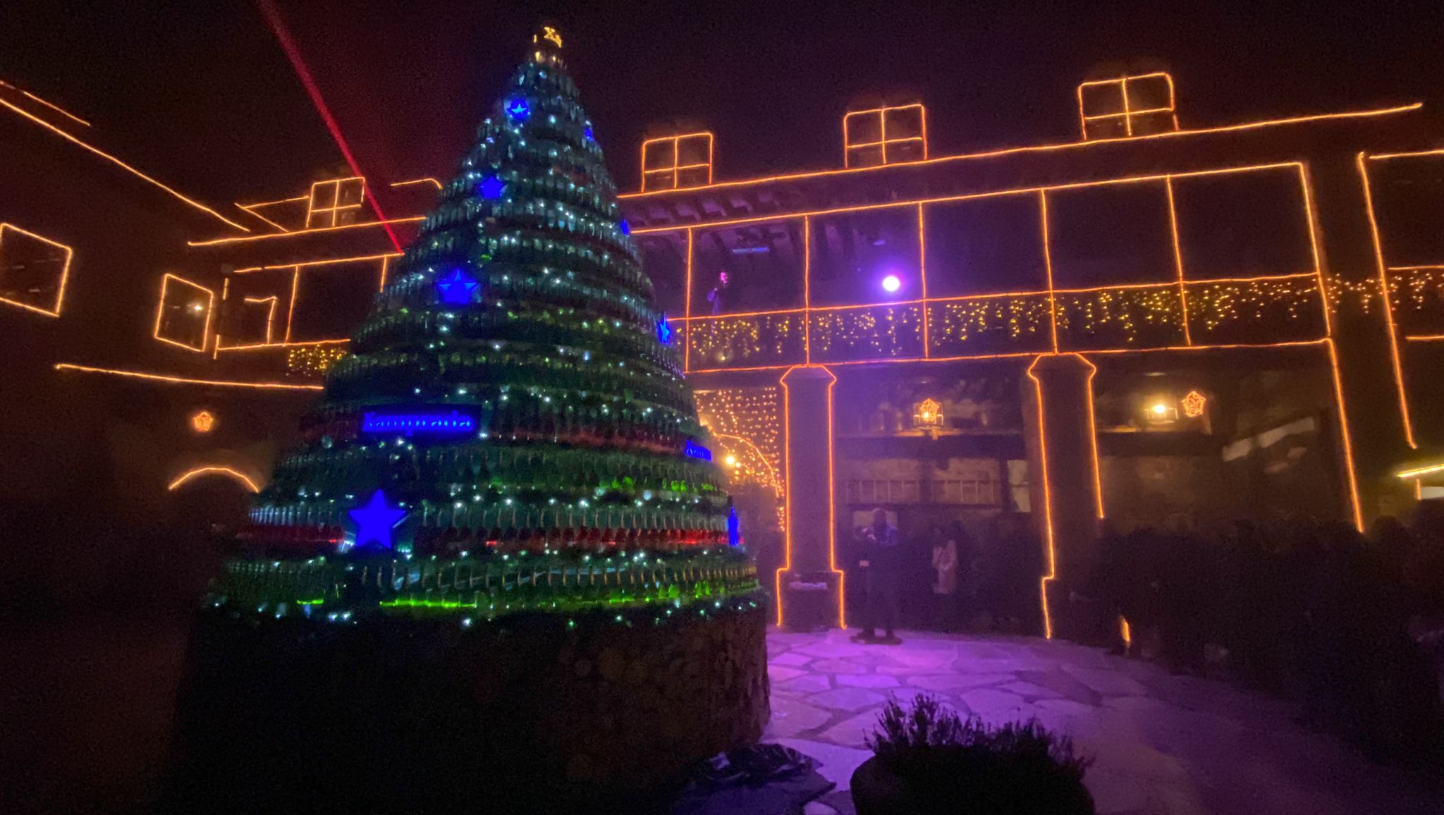 Cumpliendo con la tradición y como cada Navidad el Palacio de Canedo se ha convertido este 1 de diciembre en un auténtico monumento de luz, color y sentimiento | Más de un kilómetro y medio de luces led iluminan el medio siglo de Prada 'A tope'.