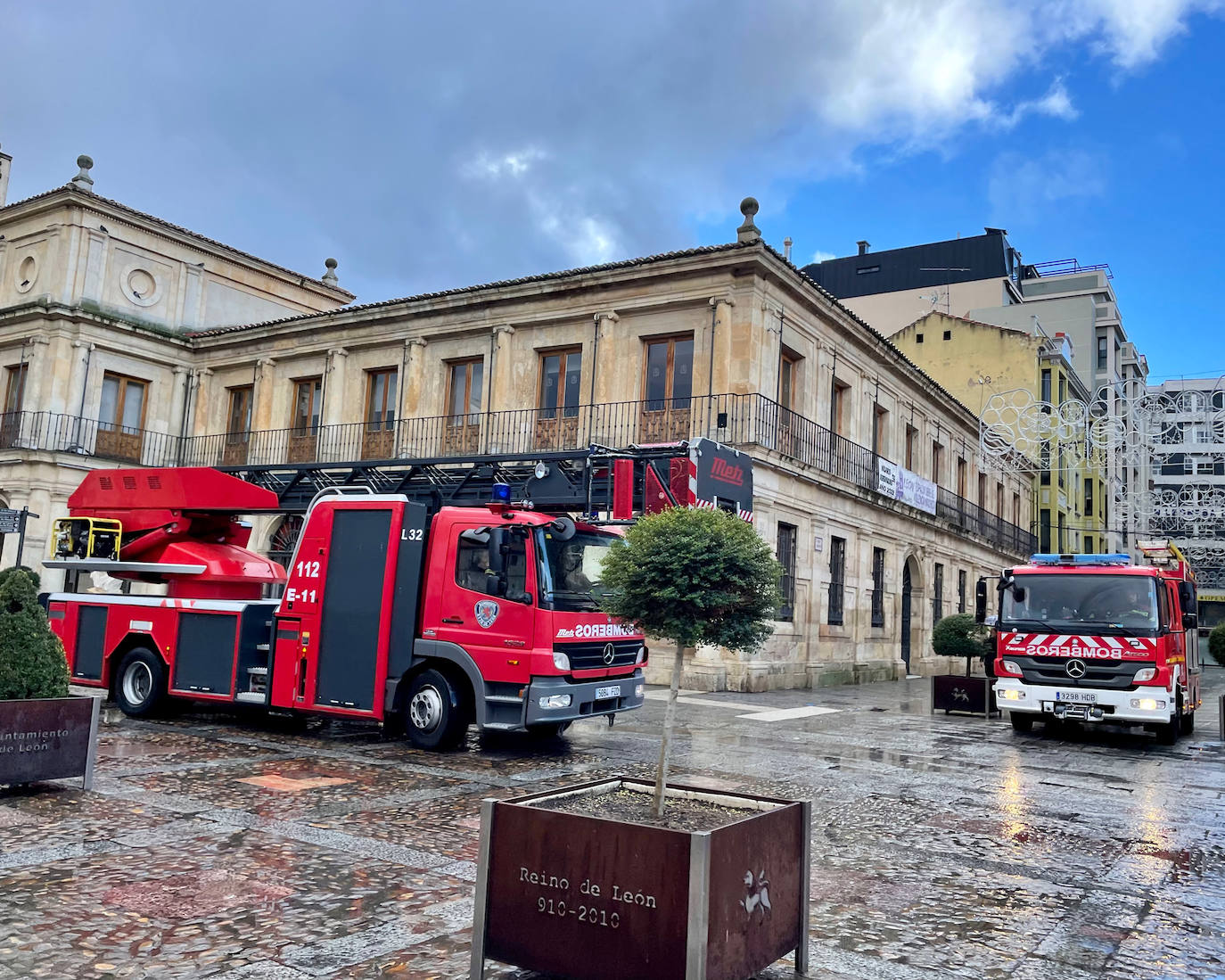 Los Bomberos de León y Aguas de León comprueban la operatividad de las bocas de incendio en el centro de la ciudad