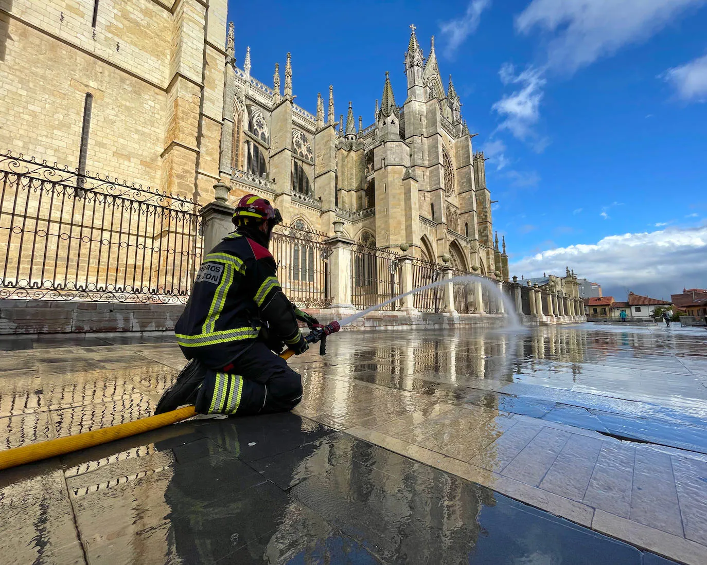 Los Bomberos de León y Aguas de León comprueban la operatividad de las bocas de incendio en el centro de la ciudad