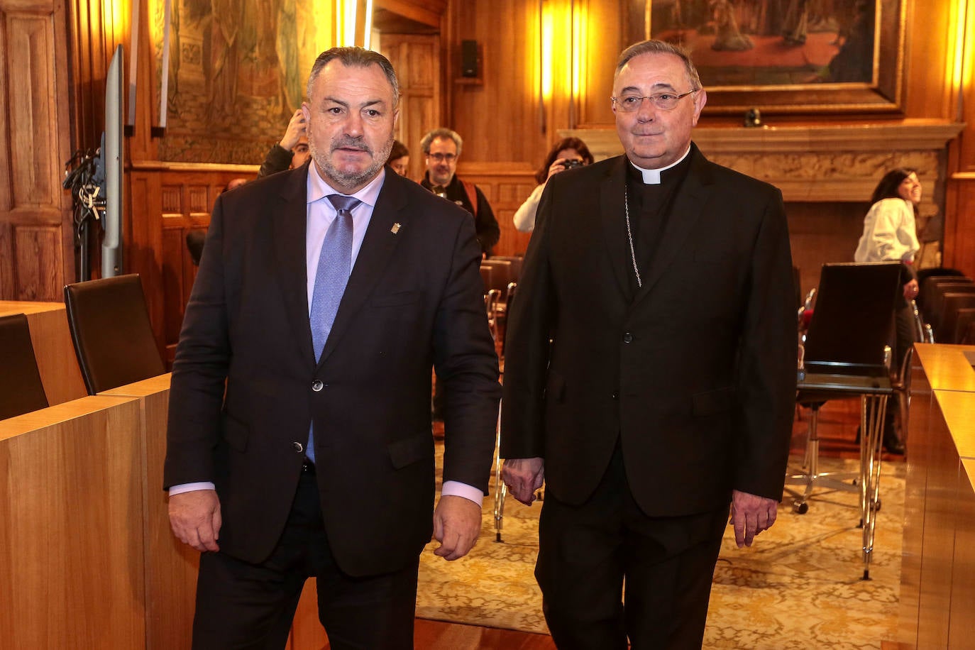 El presidente de la Diputación de León y del Instituto Leonés de Cultura, Eduardo Morán, firma un convenio de colaboración con el obispo de León, Luis Ángel de las Heras, para la conservación y reparación de templos.