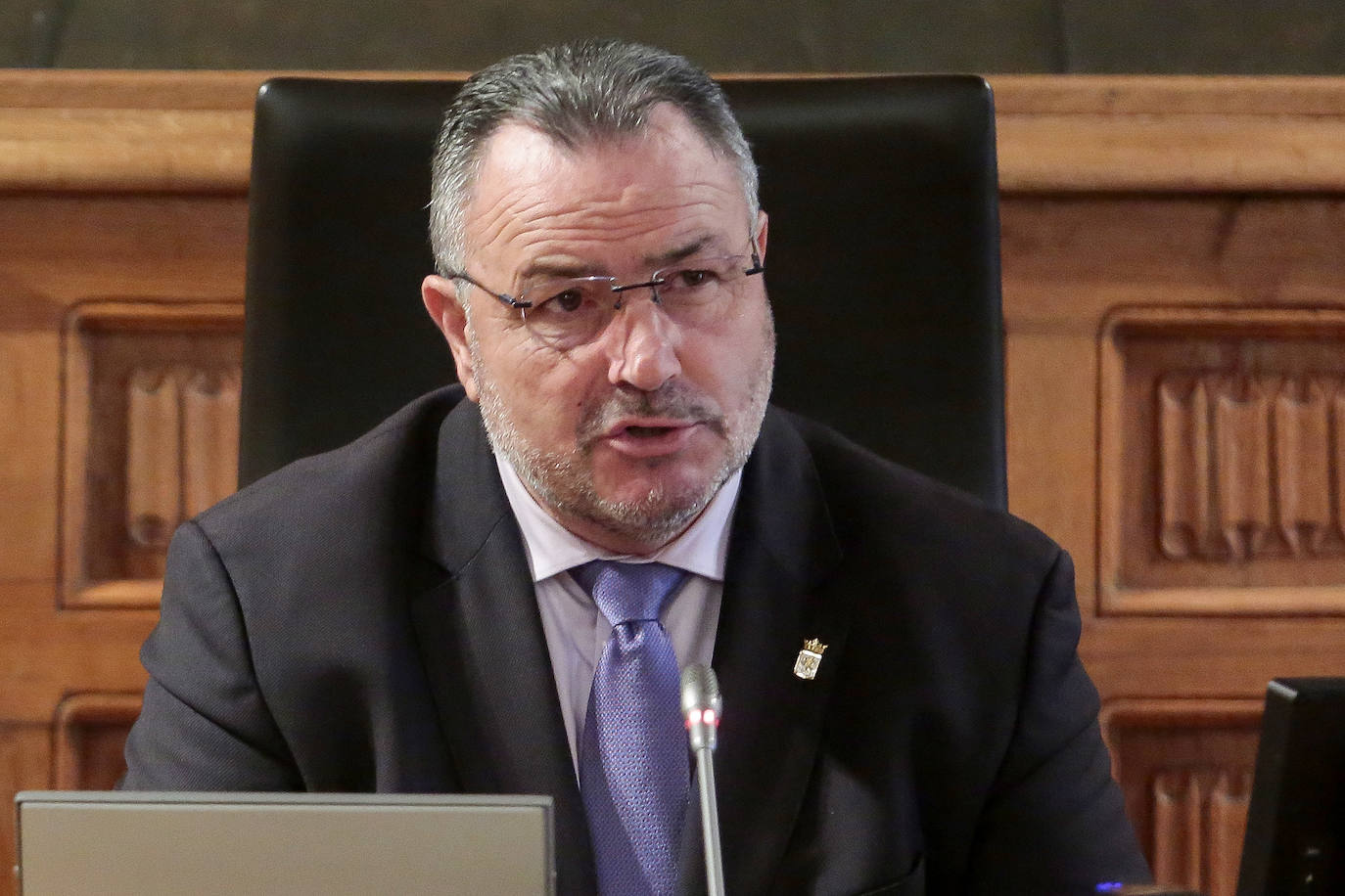 El presidente de la Diputación de León y del Instituto Leonés de Cultura, Eduardo Morán, firma un convenio de colaboración con el obispo de León, Luis Ángel de las Heras, para la conservación y reparación de templos.