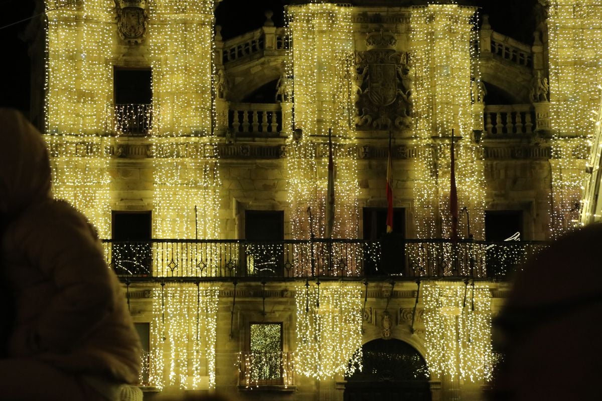 La ciudad ha vivido un gran encendido de luces que decorarán todas las calles astorganas hasta después de Reyes.