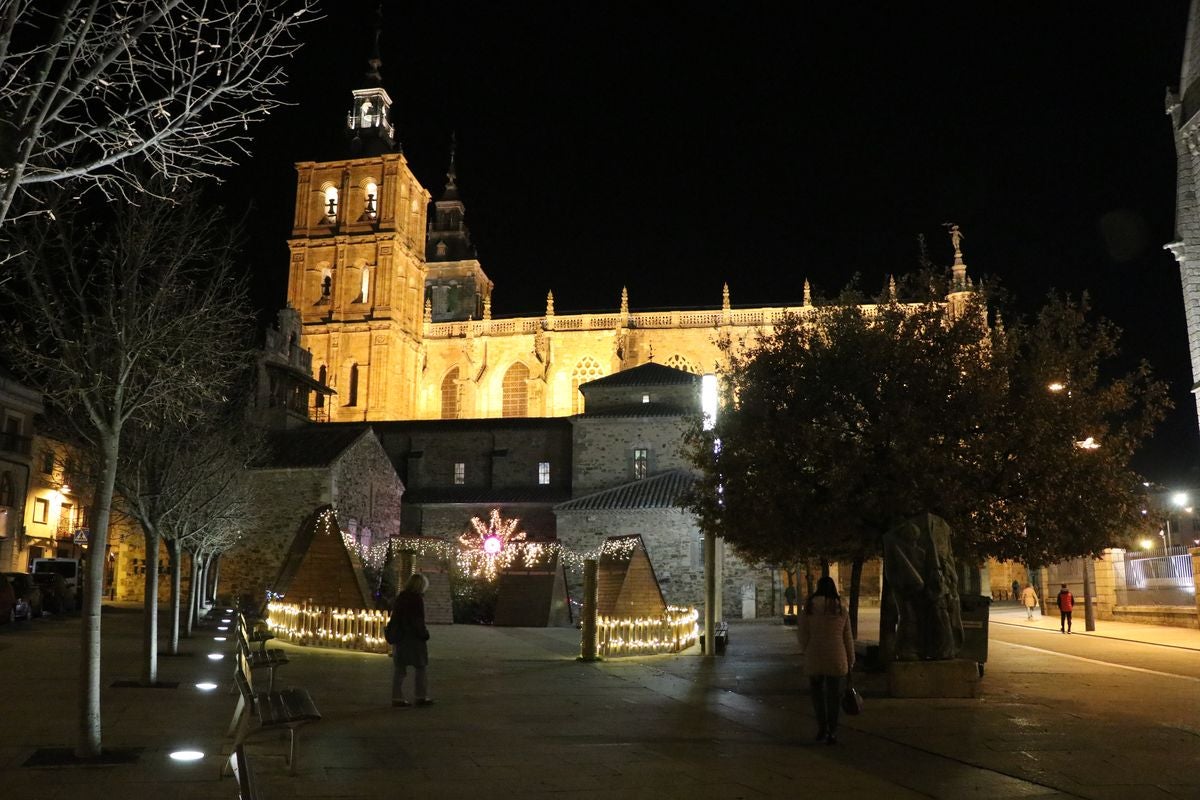 La ciudad ha vivido un gran encendido de luces que decorarán todas las calles astorganas hasta después de Reyes.