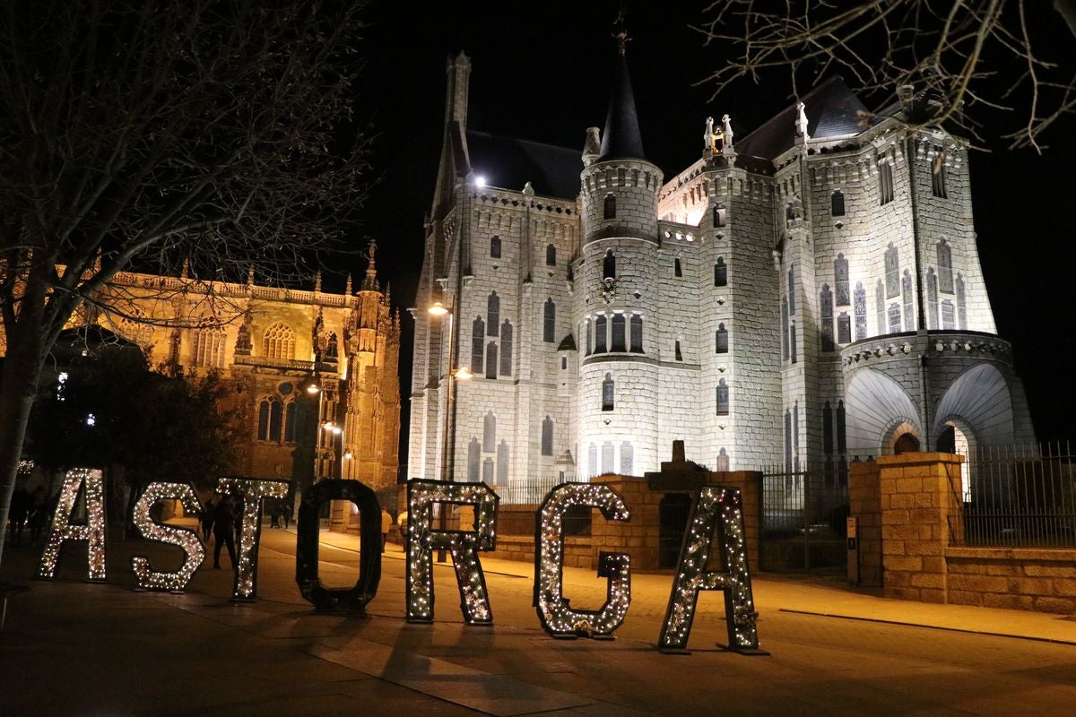 La ciudad ha vivido un gran encendido de luces que decorarán todas las calles astorganas hasta después de Reyes.