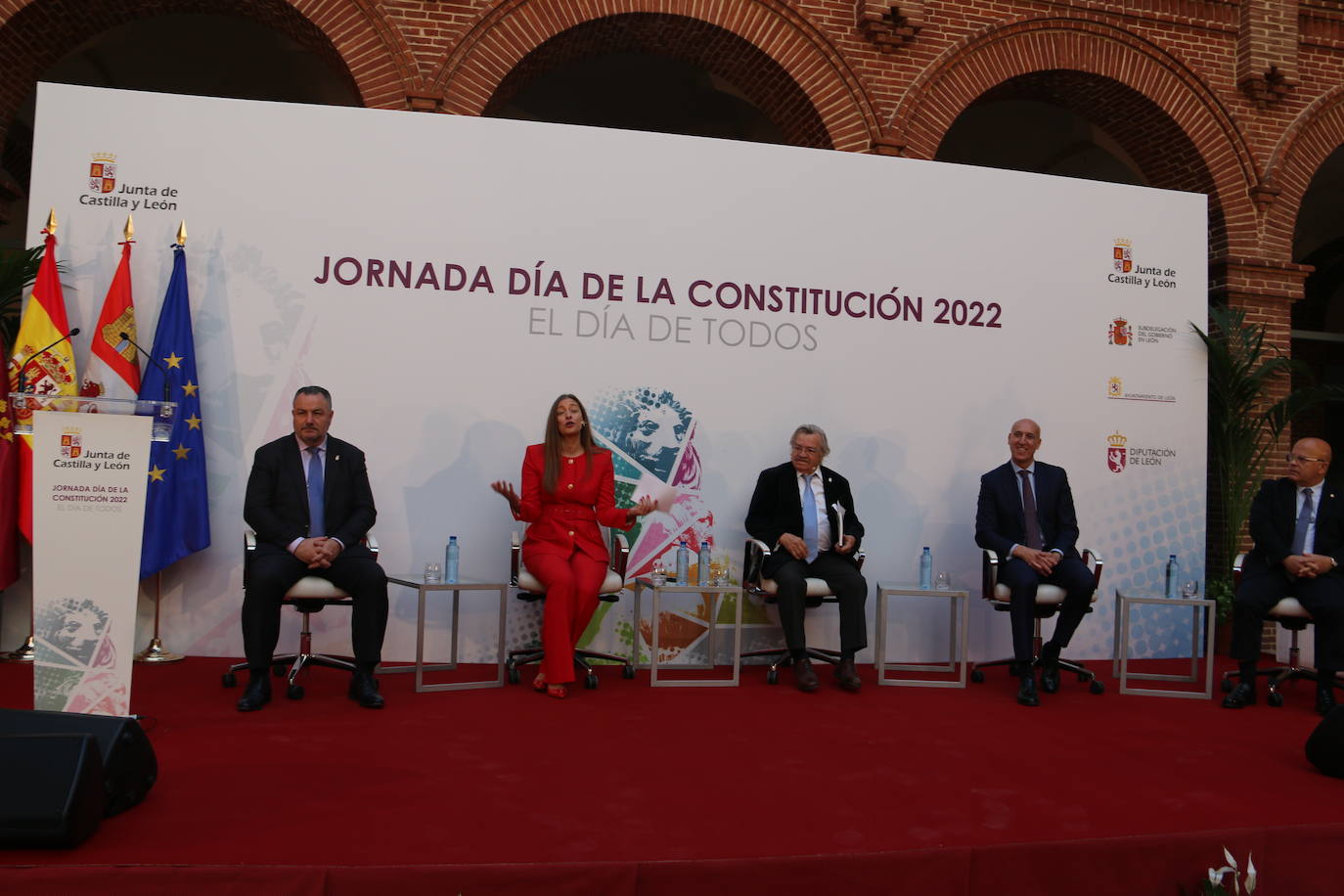 Alcaldes de todos los rincones de la provincia acuden al acto de conmemoración de la Carta Magna española | El berciano José Carralero ha sido el encargado de pronunciar el discurso de esta celebración