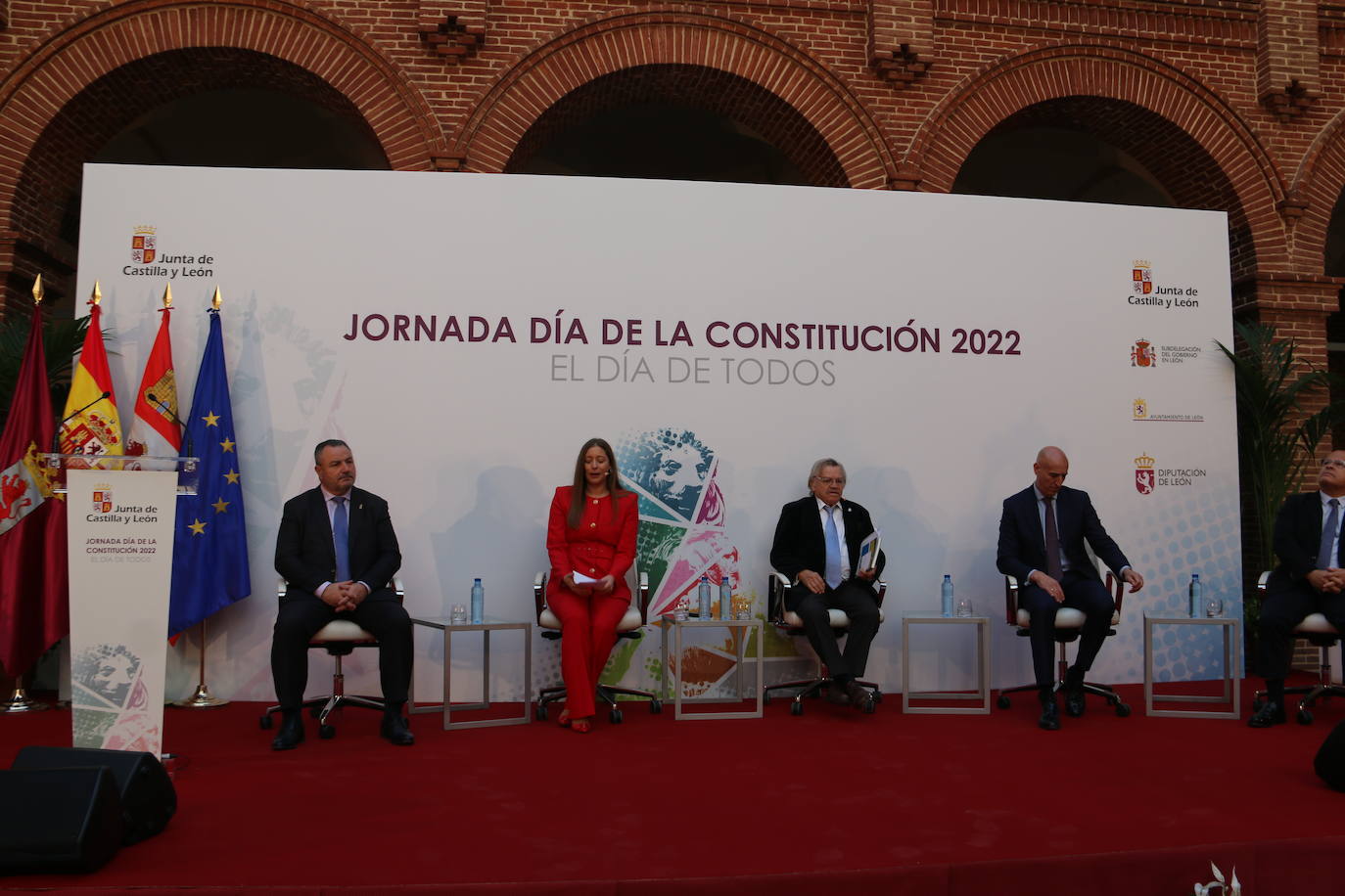 Alcaldes de todos los rincones de la provincia acuden al acto de conmemoración de la Carta Magna española | El berciano José Carralero ha sido el encargado de pronunciar el discurso de esta celebración