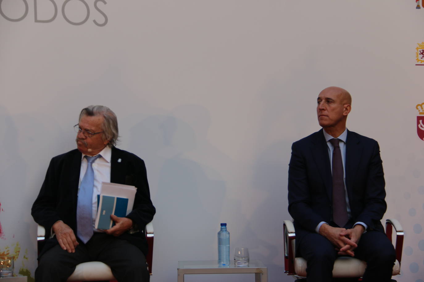 Alcaldes de todos los rincones de la provincia acuden al acto de conmemoración de la Carta Magna española | El berciano José Carralero ha sido el encargado de pronunciar el discurso de esta celebración