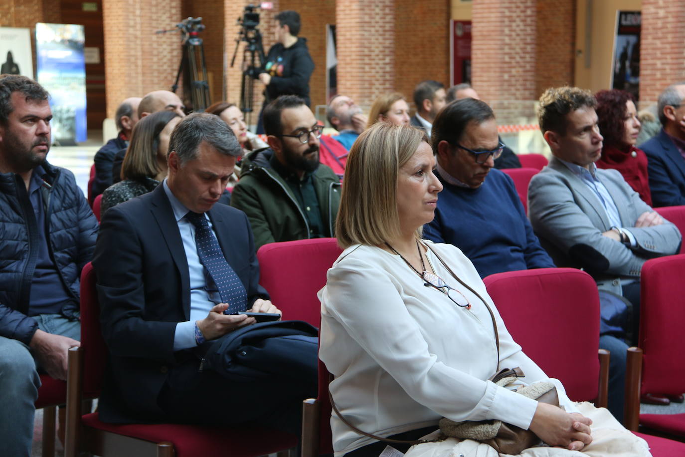 Alcaldes de todos los rincones de la provincia acuden al acto de conmemoración de la Carta Magna española | El berciano José Carralero ha sido el encargado de pronunciar el discurso de esta celebración