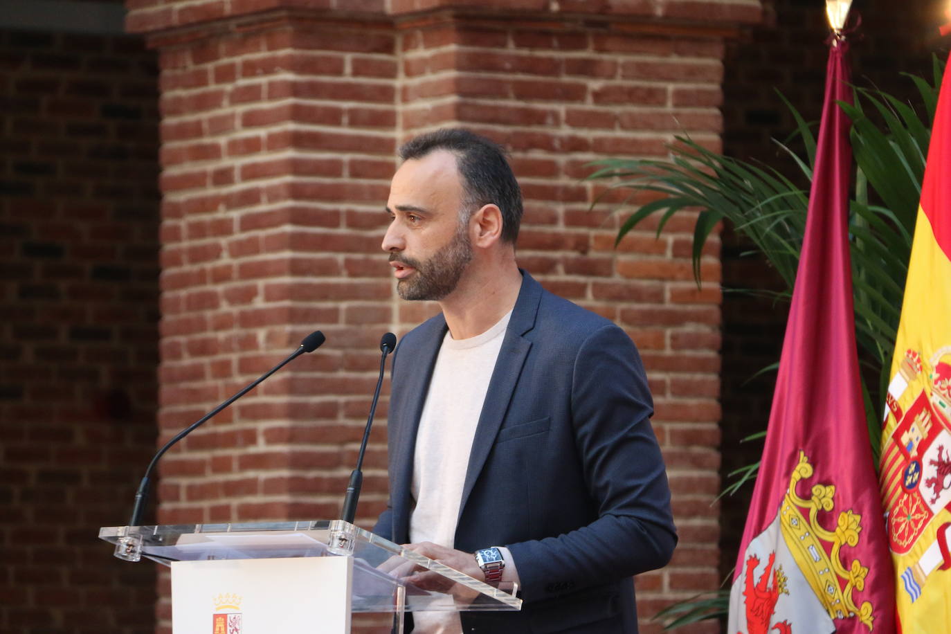 Alcaldes de todos los rincones de la provincia acuden al acto de conmemoración de la Carta Magna española | El berciano José Carralero ha sido el encargado de pronunciar el discurso de esta celebración