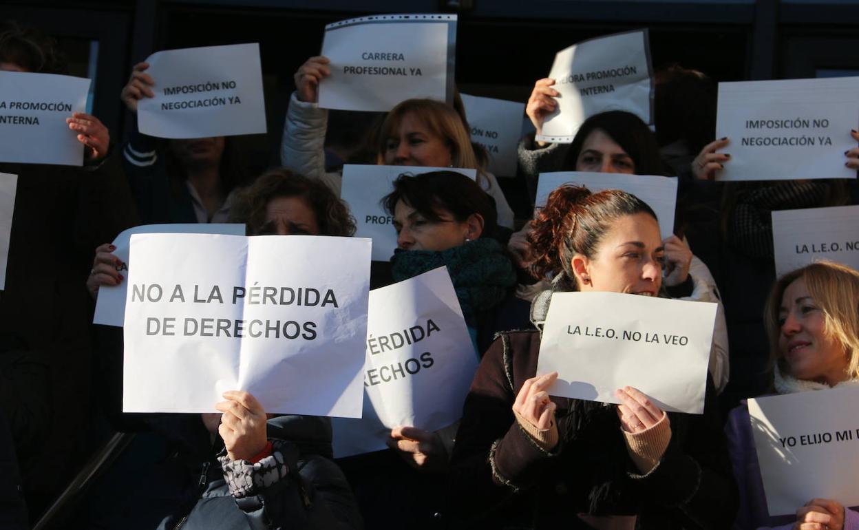 Los sindicatos CCOO, CSIF Y STAJ convocan concentraciones ante los juzgados para protestar por la negativa del Ministerio de Justicia a negociar los cambios en las condiciones de trabajo que supondrá la Ley Orgánica de Eficiencia Organizativa.