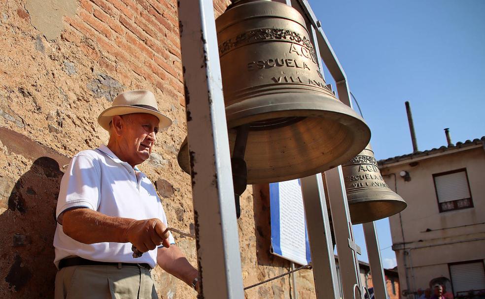 La Escuela de Campaneros de Villavante celebra el reconocimiento de la Unesco al replicar manual de las campanas como Patrimonio Inmaterial de la Humanidad. En la imagen, un campanero durante el Encuentro Nacional que se celebra anualmente en agosto en la localidad.