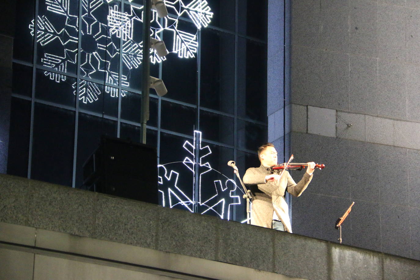 El violinista Javi Lin, finalista de Got Talent, y la Asociación Española Contra el Cáncer han sido los encargados de recibir la fiesta más maravillosa del año en los grandes almacenes | Cientos de leoneses han difrutado del encendido que ha concluído con una taza de chocolate caliente.