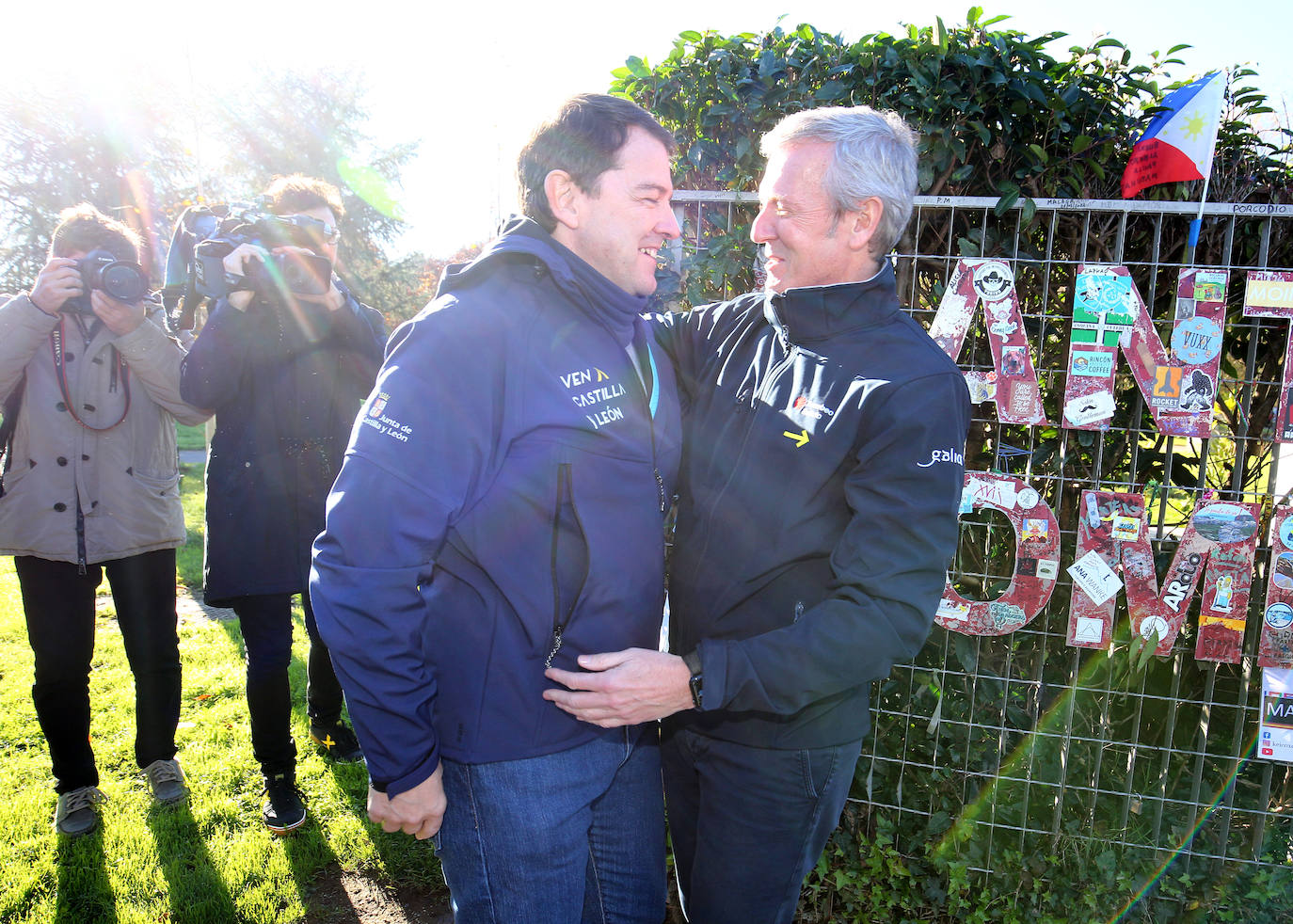 El presidente de la Junta de Castilla y León, Alfonso Fernández Mañueco (I), junto al presidente dela Xunta de Galicia, Alfonso Rueda (D), realizan un tramo de la etapa del Camino de Santiago que concluye en la Plaza del Obradoiro.