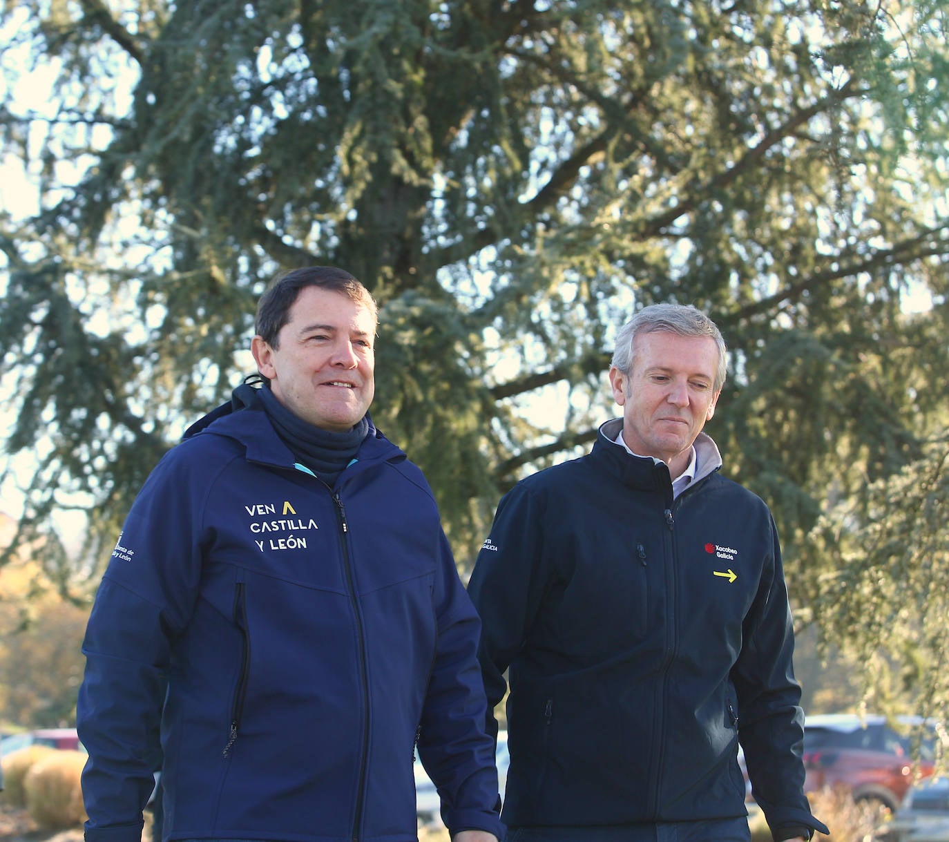 El presidente de la Junta de Castilla y León, Alfonso Fernández Mañueco (I), junto al presidente dela Xunta de Galicia, Alfonso Rueda (D), realizan un tramo de la etapa del Camino de Santiago que concluye en la Plaza del Obradoiro.