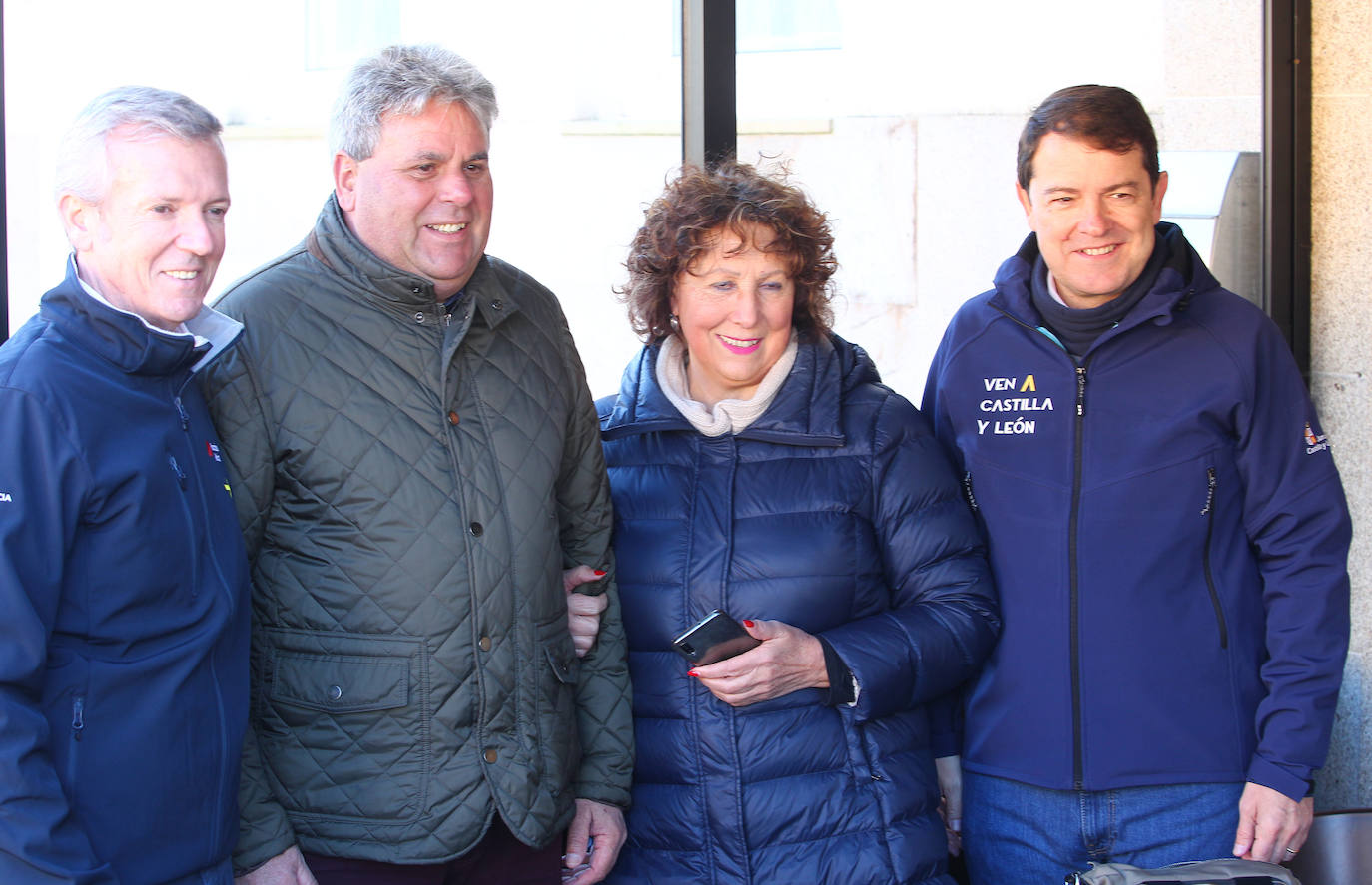 El presidente de la Junta de Castilla y León, Alfonso Fernández Mañueco (I), junto al presidente dela Xunta de Galicia, Alfonso Rueda (D), realizan un tramo de la etapa del Camino de Santiago que concluye en la Plaza del Obradoiro.