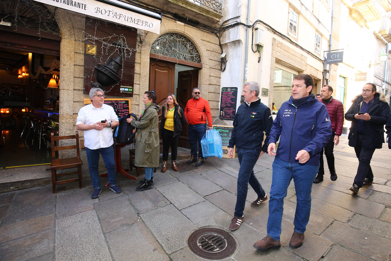 El presidente de la Junta de Castilla y León, Alfonso Fernández Mañueco (I), junto al presidente dela Xunta de Galicia, Alfonso Rueda (D), realizan un tramo de la etapa del Camino de Santiago que concluye en la Plaza del Obradoiro.