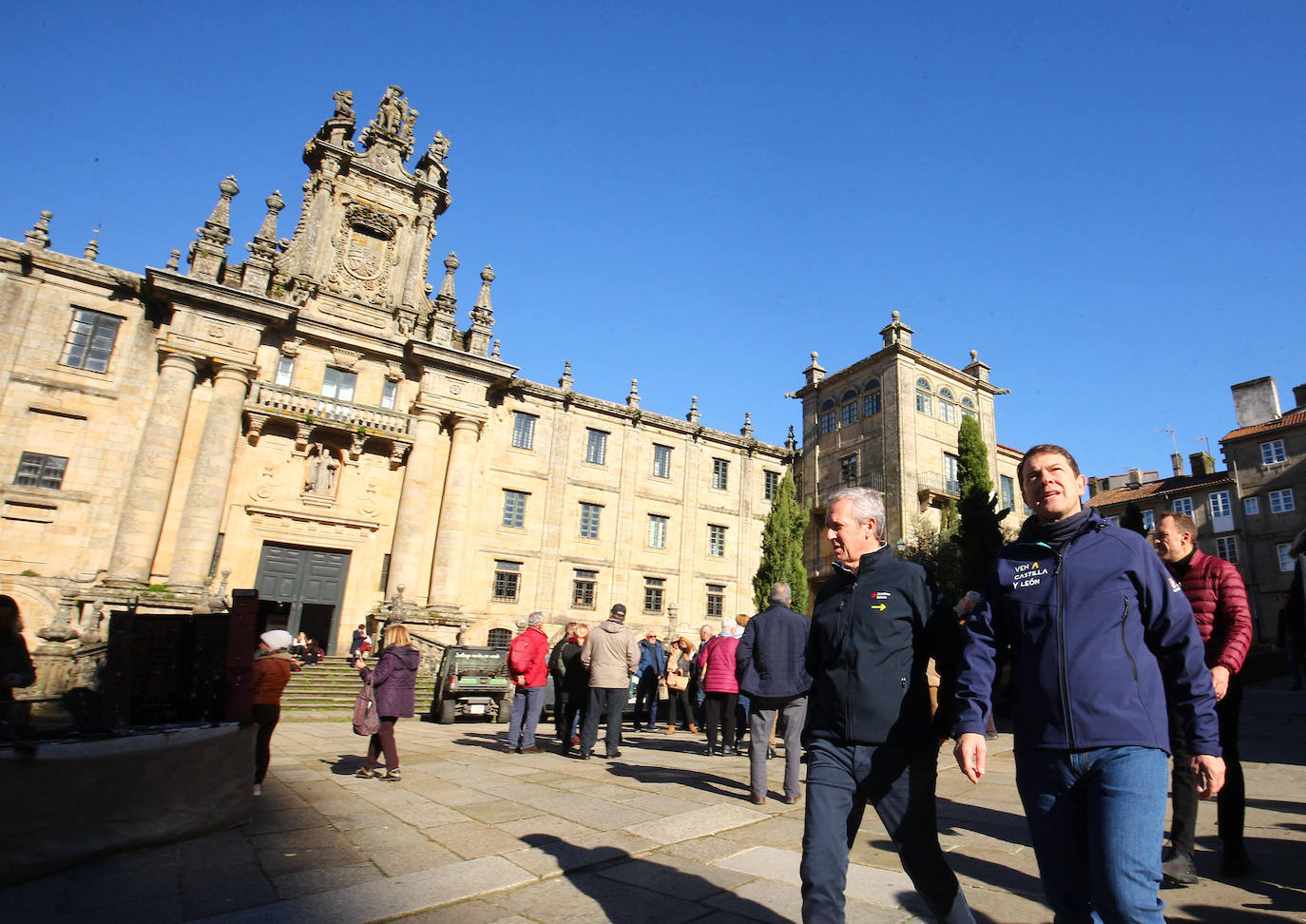 El presidente de la Junta de Castilla y León, Alfonso Fernández Mañueco (I), junto al presidente dela Xunta de Galicia, Alfonso Rueda (D), realizan un tramo de la etapa del Camino de Santiago que concluye en la Plaza del Obradoiro.