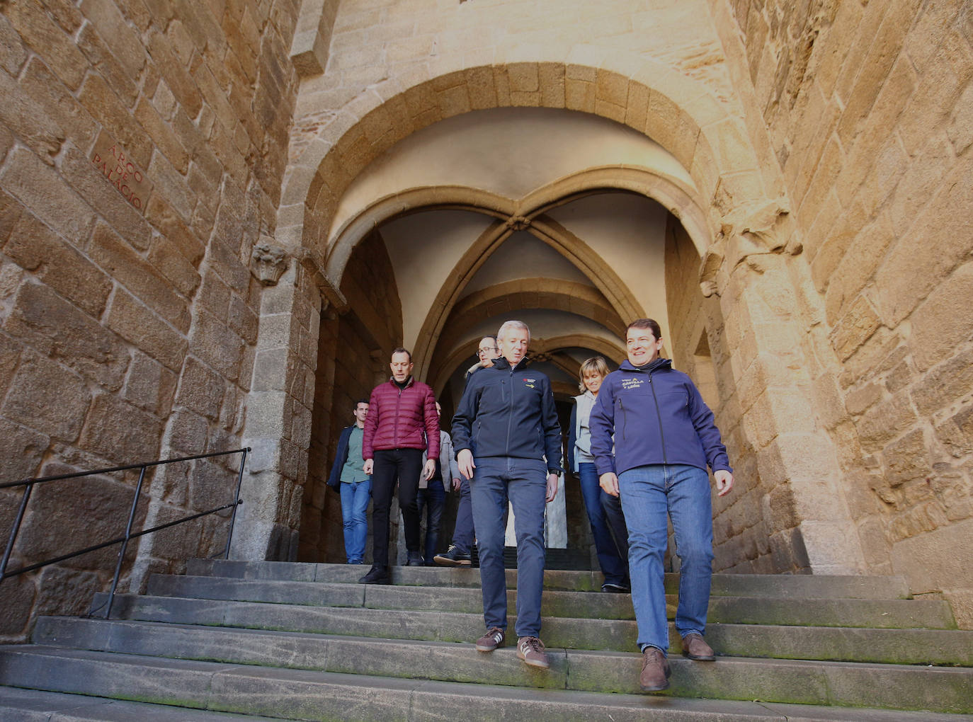 El presidente de la Junta de Castilla y León, Alfonso Fernández Mañueco (I), junto al presidente dela Xunta de Galicia, Alfonso Rueda (D), realizan un tramo de la etapa del Camino de Santiago que concluye en la Plaza del Obradoiro.