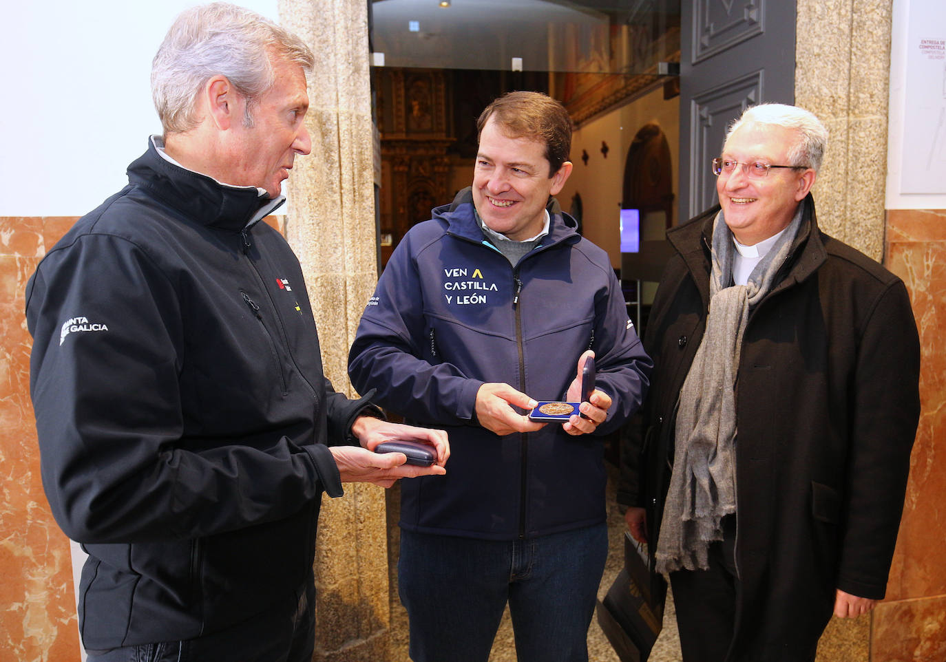 El presidente de la Junta de Castilla y León, Alfonso Fernández Mañueco (I), junto al presidente dela Xunta de Galicia, Alfonso Rueda (D), realizan un tramo de la etapa del Camino de Santiago que concluye en la Plaza del Obradoiro.