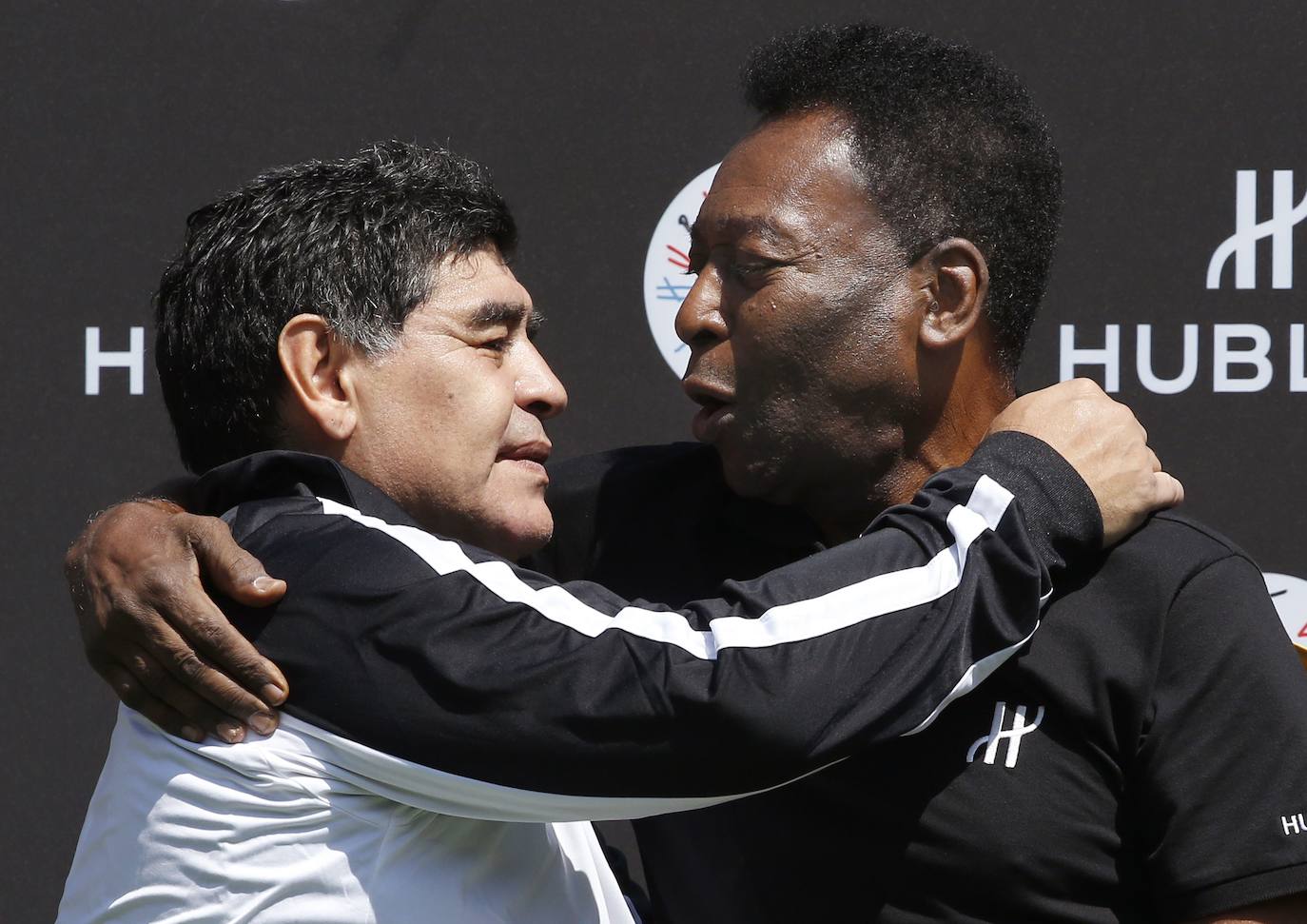 Pelé abraza al fallecido Diego Armando Maradona.