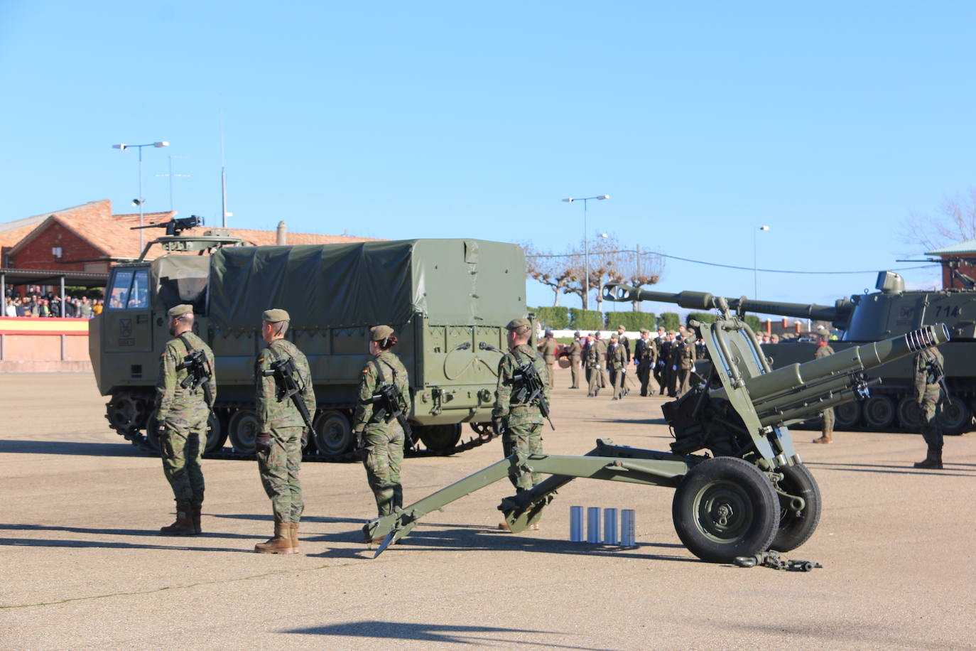 Los artilleros del Maca celebran con honores la festividad de su patrona con un acto militar. 