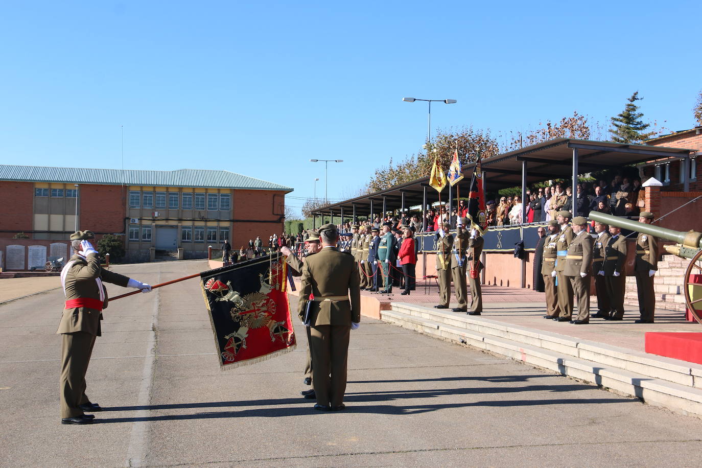 Los artilleros del Maca celebran con honores la festividad de su patrona con un acto militar. 