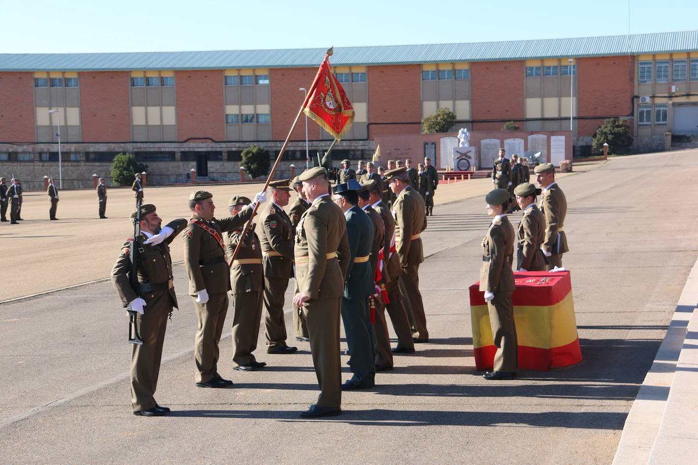 Los artilleros del Maca celebran con honores la festividad de su patrona con un acto militar. 