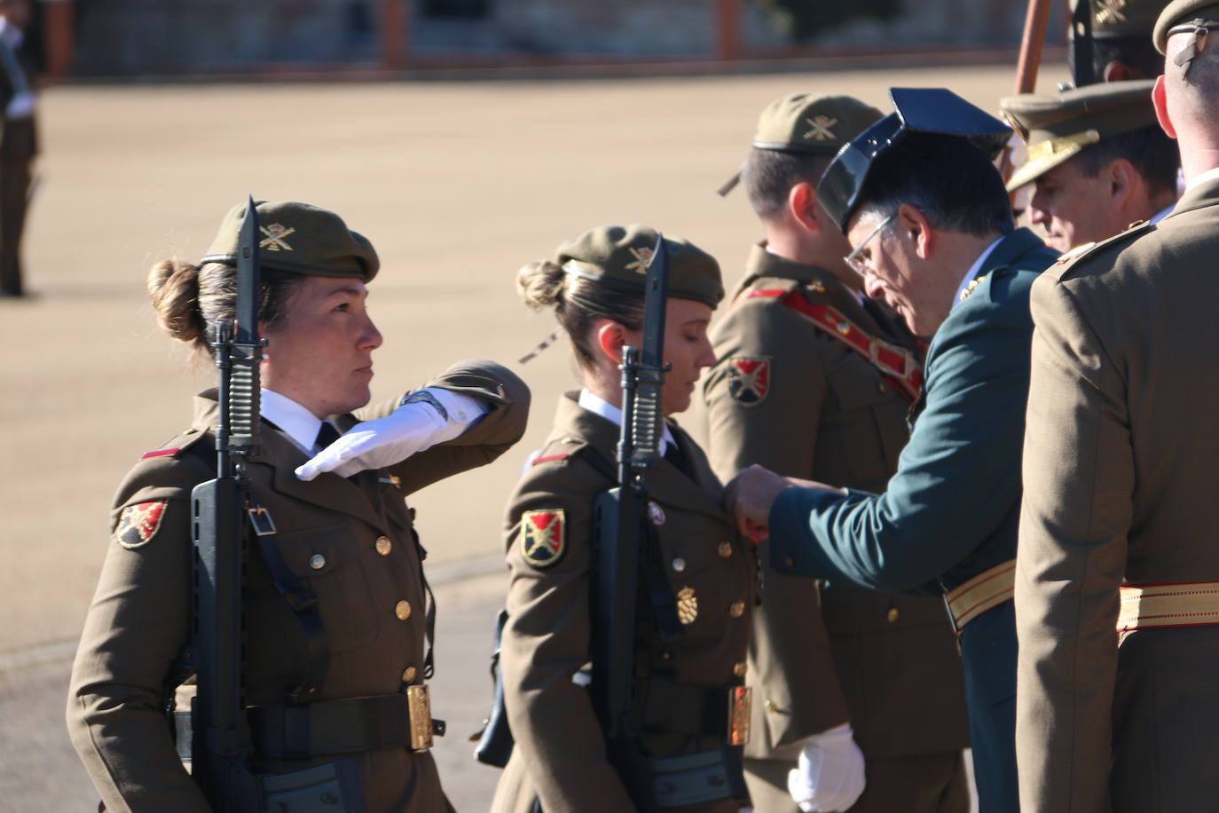 Los artilleros del Maca celebran con honores la festividad de su patrona con un acto militar. 