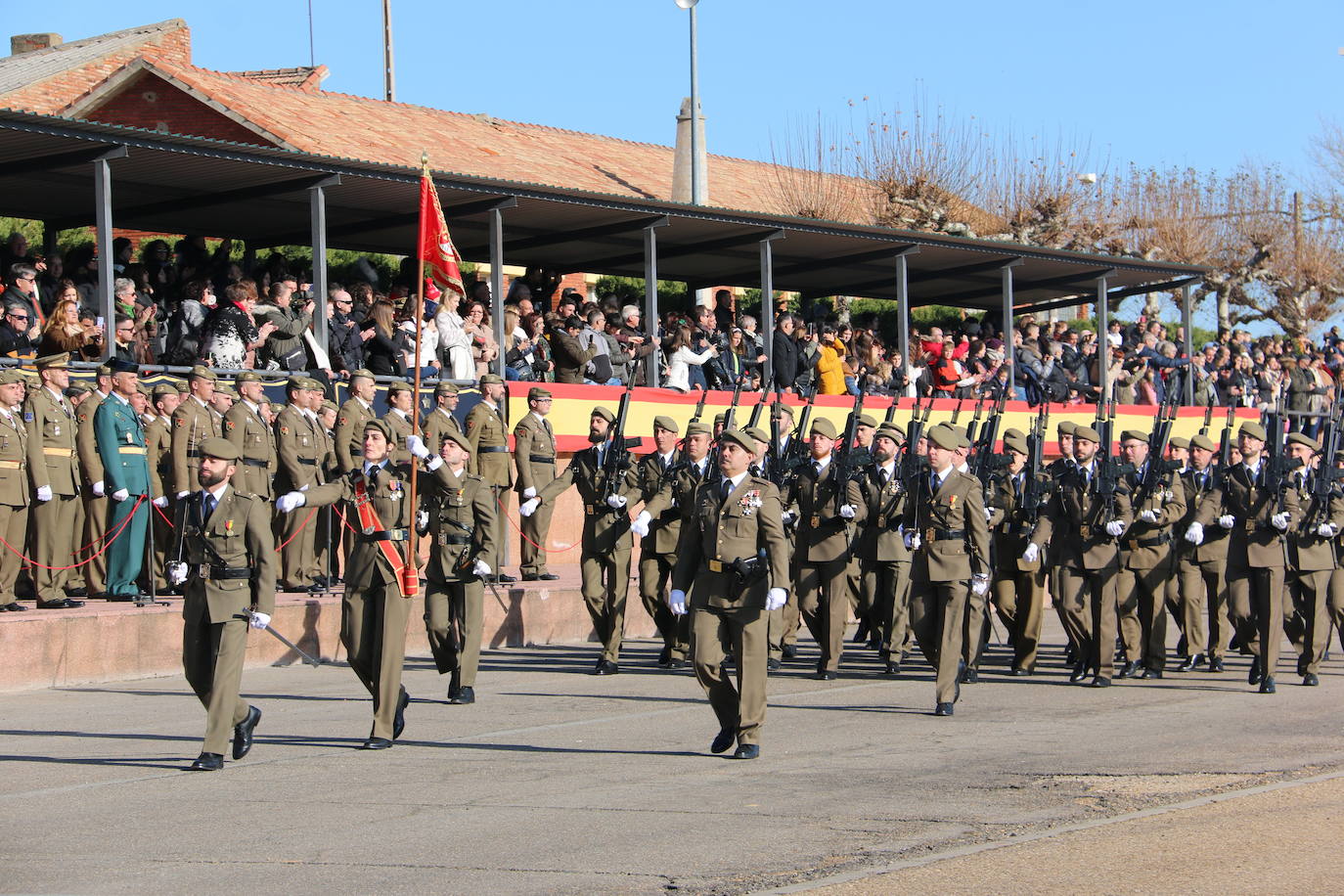 Los artilleros del Maca celebran con honores la festividad de su patrona con un acto militar. 