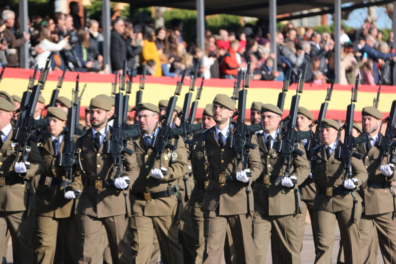 Los artilleros del Maca celebran con honores la festividad de su patrona con un acto militar. 