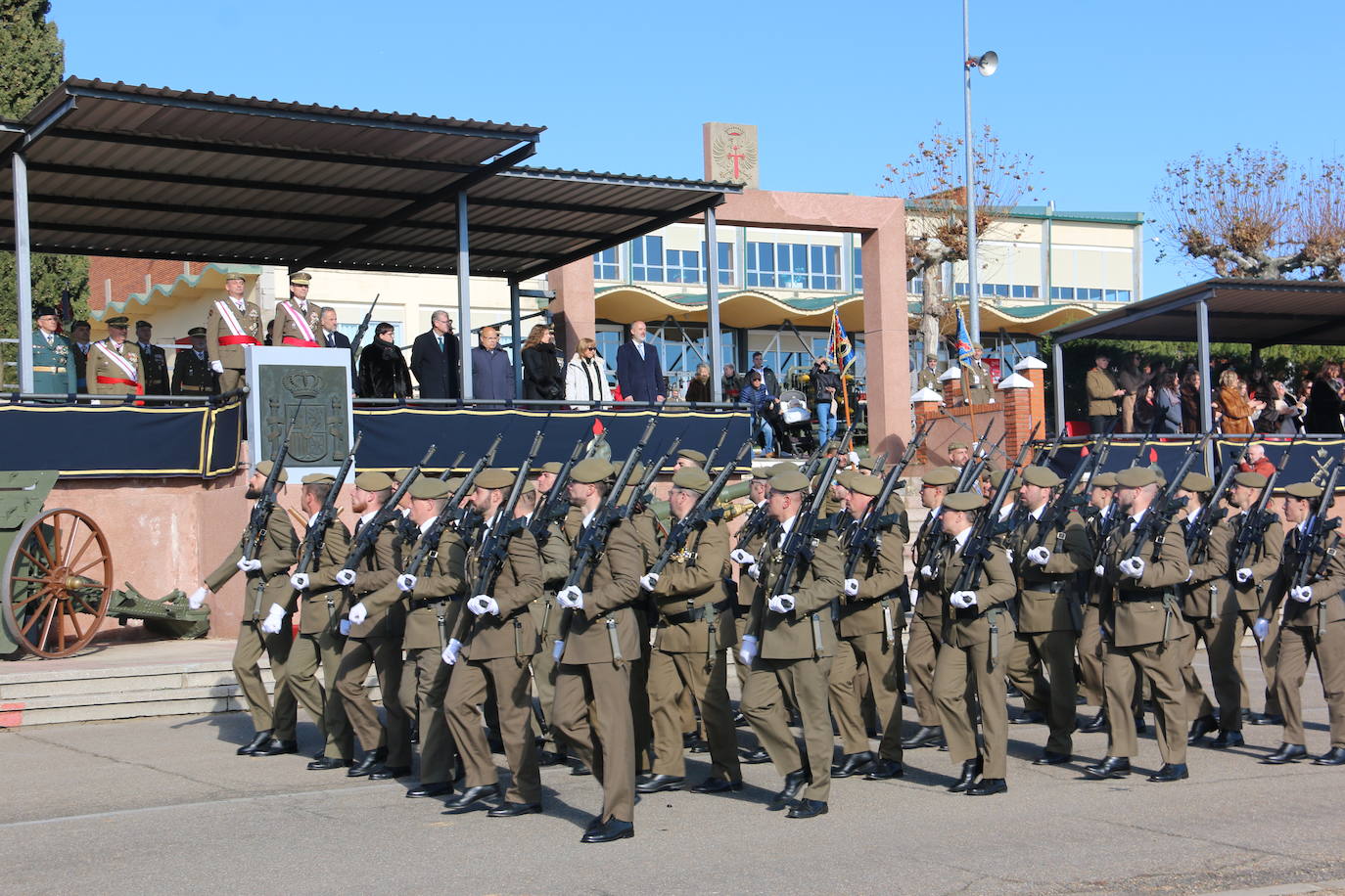 Los artilleros del Maca celebran con honores la festividad de su patrona con un acto militar. 