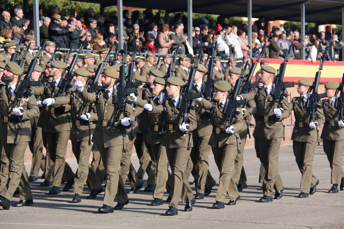 Los artilleros del Maca celebran con honores la festividad de su patrona con un acto militar. 