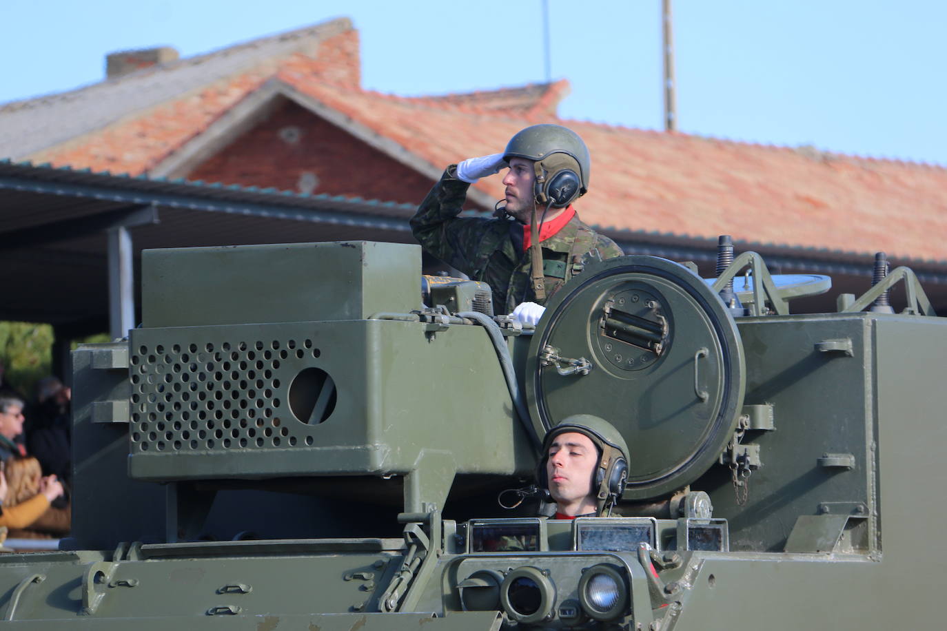 Los artilleros del Maca celebran con honores la festividad de su patrona con un acto militar. 