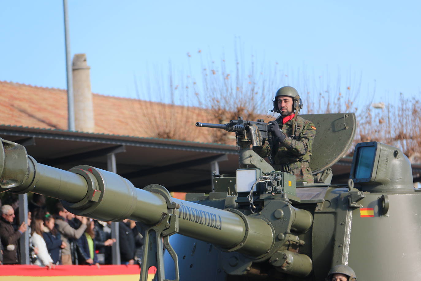 Los artilleros del Maca celebran con honores la festividad de su patrona con un acto militar. 