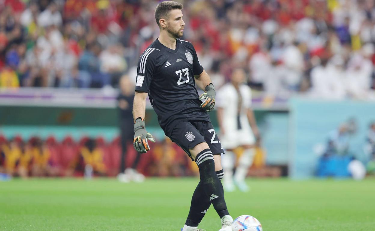 Unai Simón siempre inicia el juego de España.