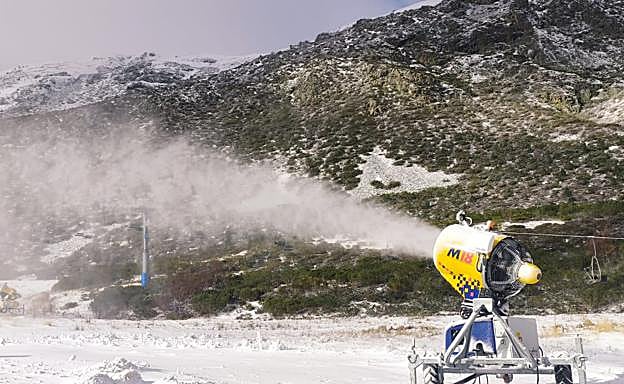 Caón de nieve a pleno rendimiento este sábado en la estación de San Isidro. 