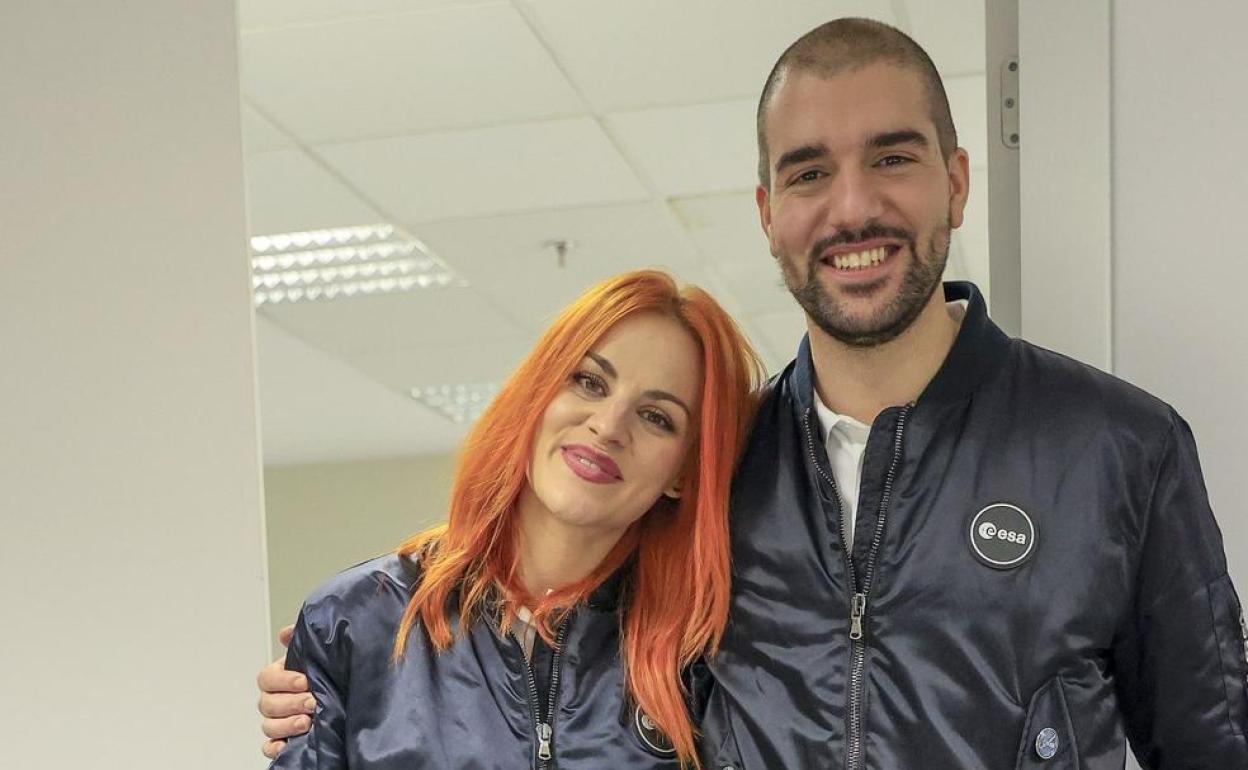 Sara y Pablo, durante una de las muchas entrevistas realizadas tras su elección como astronautas. 