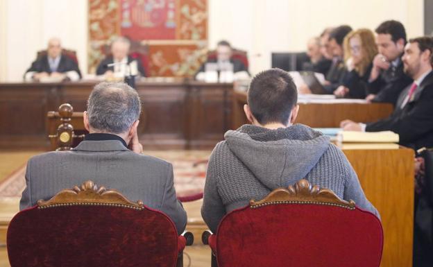 Los acusados, padre e hijo, en la Audiencia; la principal acusada ocupó un lugar junto a sus letrados al preferir mantenerse en un segundo plano en la sala.