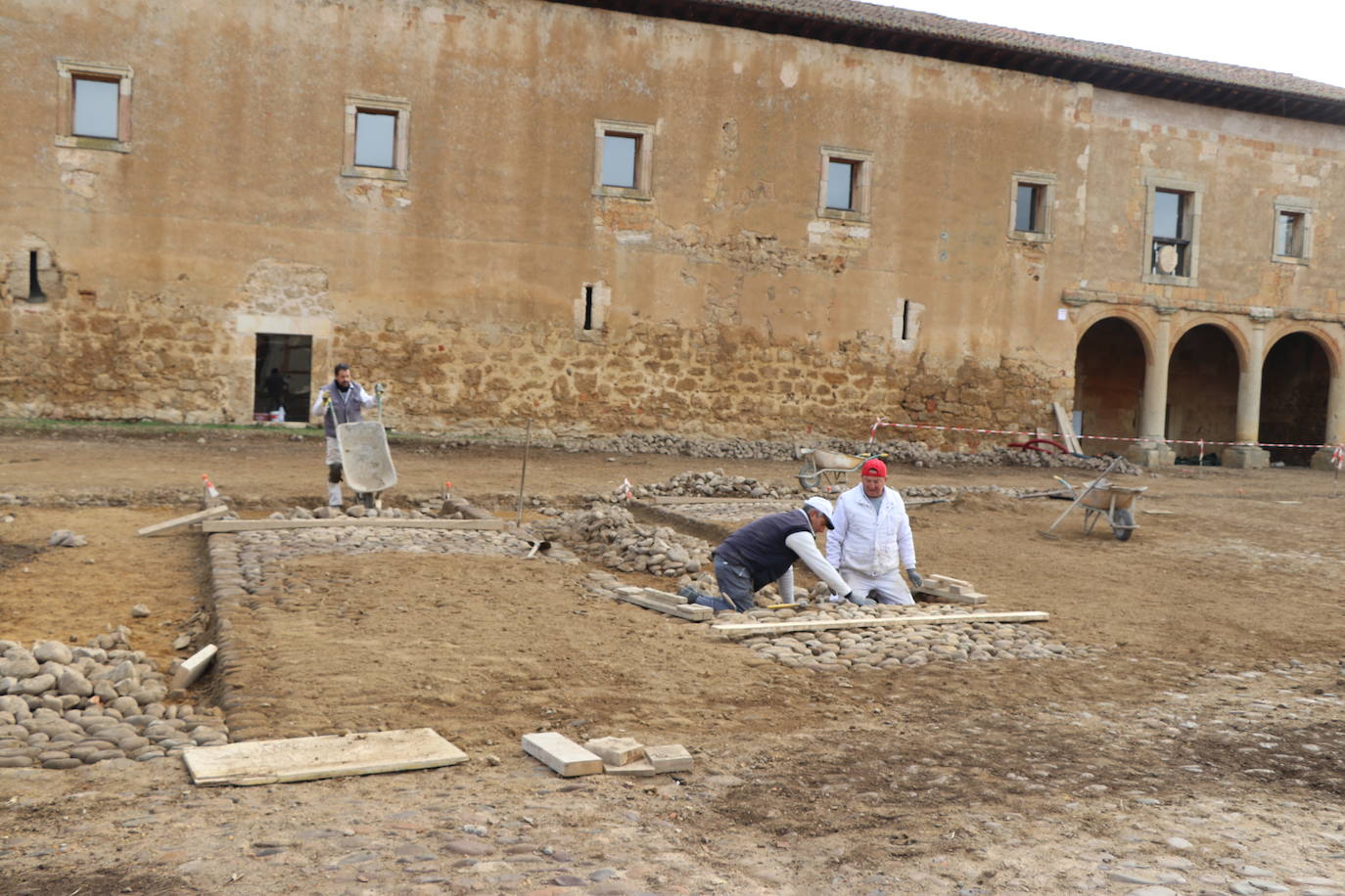 El Programa R del ILC aporta 270.000 euros de unas ayudas totales que ascienden a 450.000 para recuperar el empedrado original de patio de la Portería del Monasterio de Santa María de Sandoval así como restaurar la fachada de La Panera.