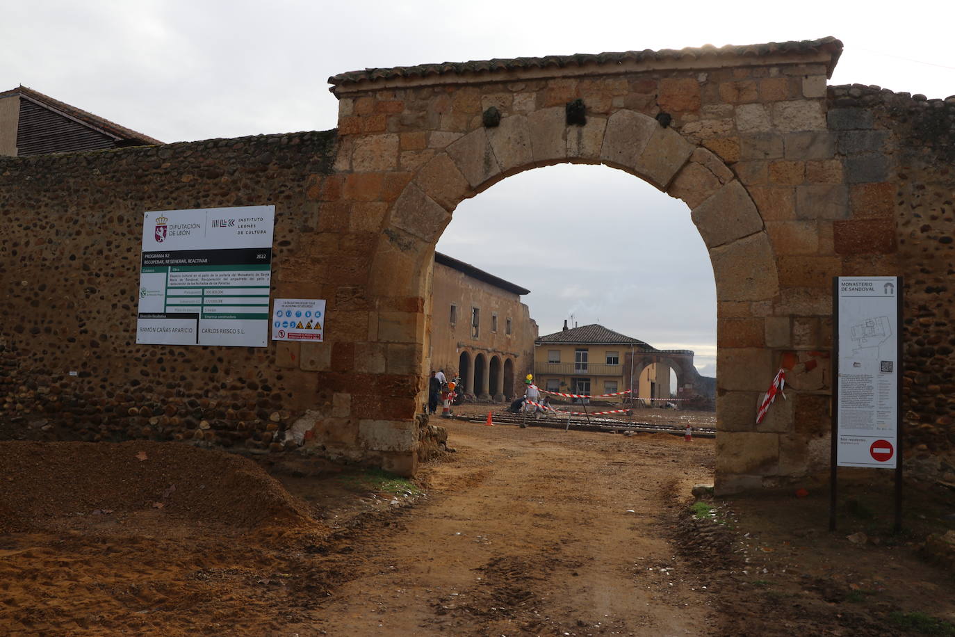 El Programa R del ILC aporta 270.000 euros de unas ayudas totales que ascienden a 450.000 para recuperar el empedrado original de patio de la Portería del Monasterio de Santa María de Sandoval así como restaurar la fachada de La Panera.