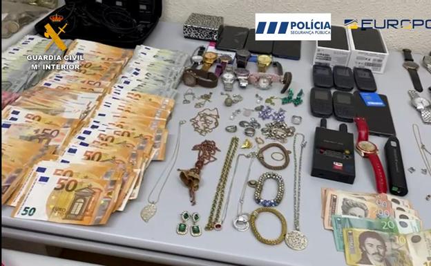 Algunos objetos sustraidos por la banda criminal.