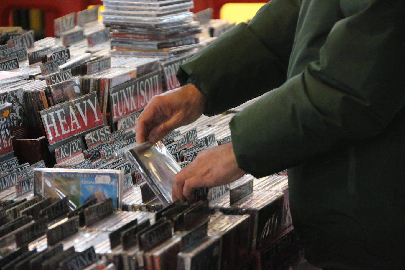 Los vinilos, la ropa sesentera y los objetos de coleccionista protagonizan el mercadillo vintage del 'Purple Weekend'.