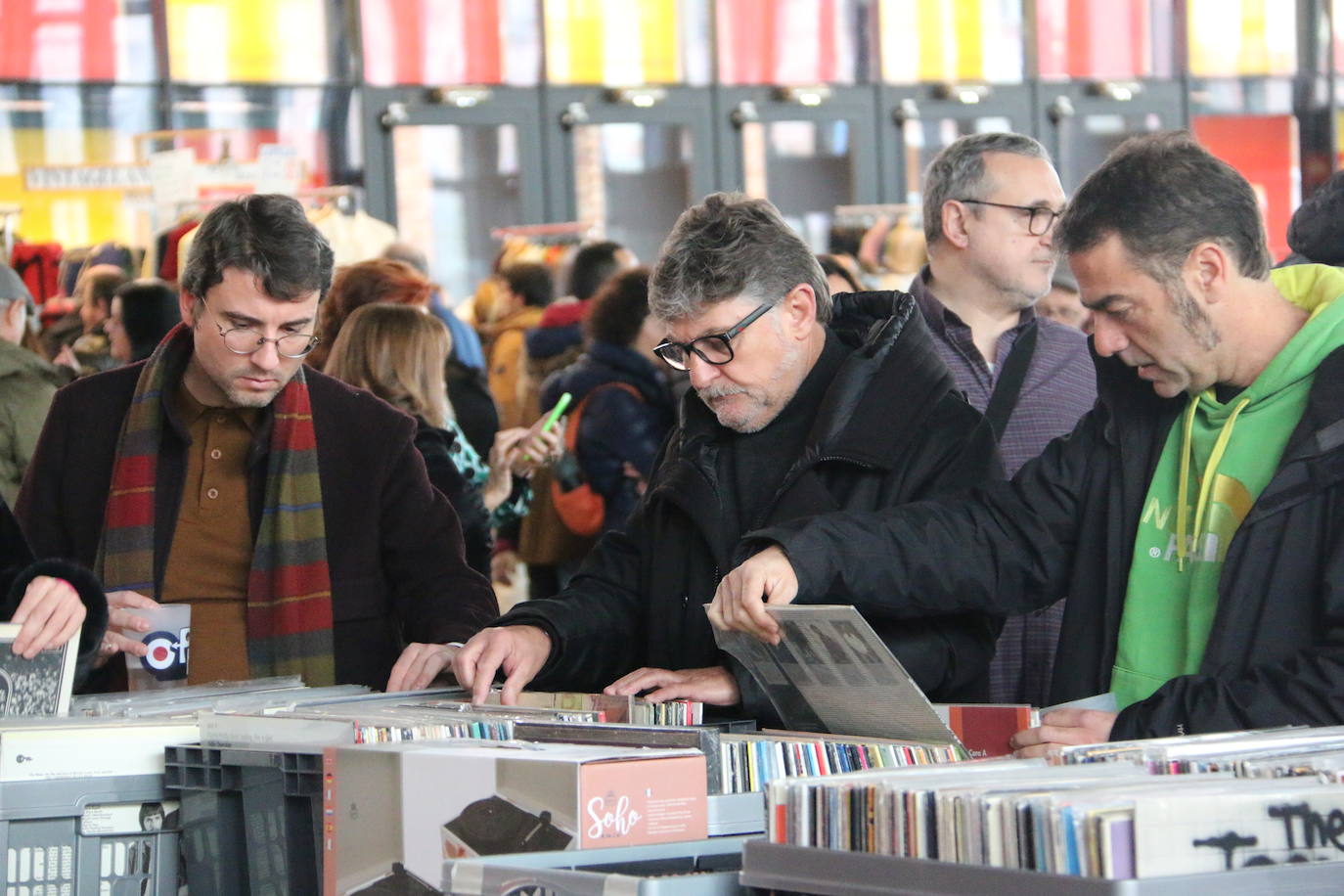 Los vinilos, la ropa sesentera y los objetos de coleccionista protagonizan el mercadillo vintage del 'Purple Weekend'.