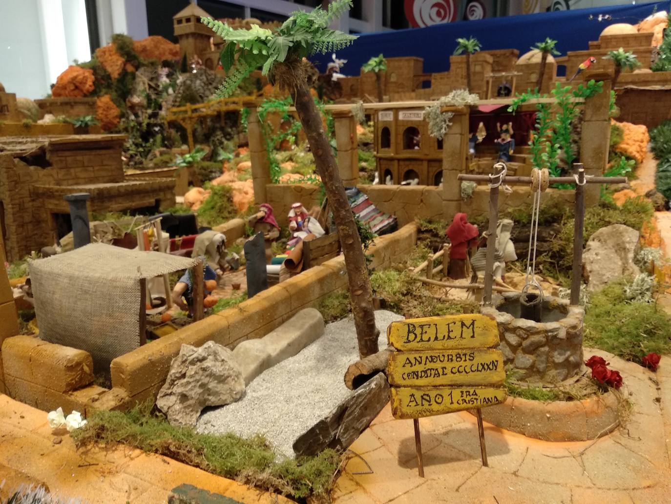 El Belén artesano de Macario se puede visitar en la planta alta del Centro Comercial El Rosal de Ponferrada.