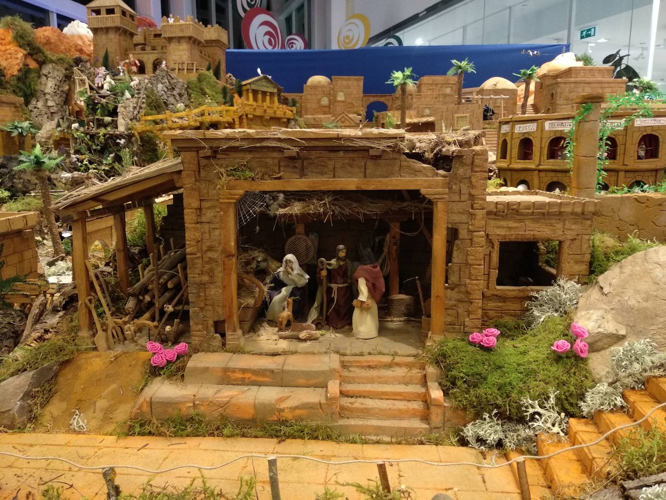 El Belén artesano de Macario se puede visitar en la planta alta del Centro Comercial El Rosal de Ponferrada.