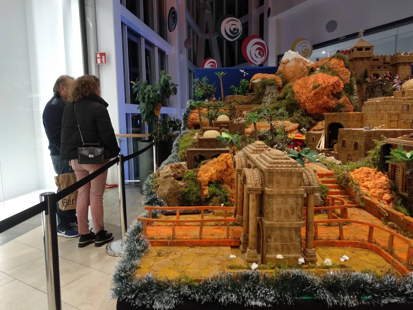 El Belén artesano de Macario se puede visitar en la planta alta del Centro Comercial El Rosal de Ponferrada.
