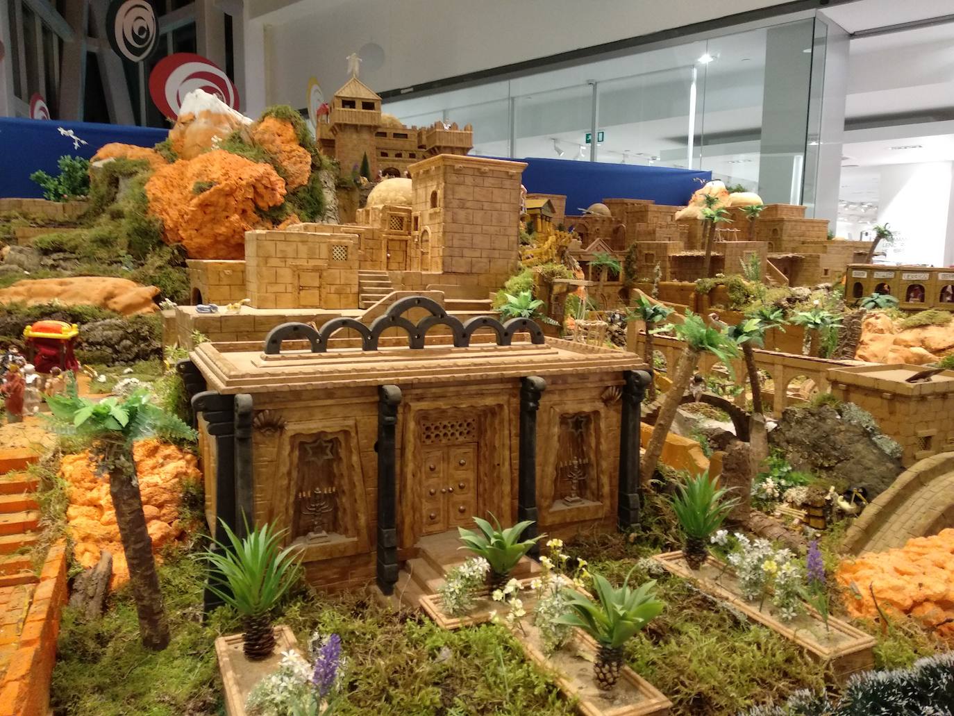 El Belén artesano de Macario se puede visitar en la planta alta del Centro Comercial El Rosal de Ponferrada.