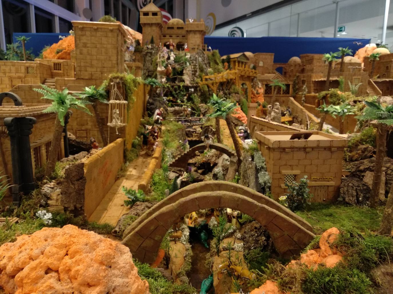 El Belén artesano de Macario se puede visitar en la planta alta del Centro Comercial El Rosal de Ponferrada.